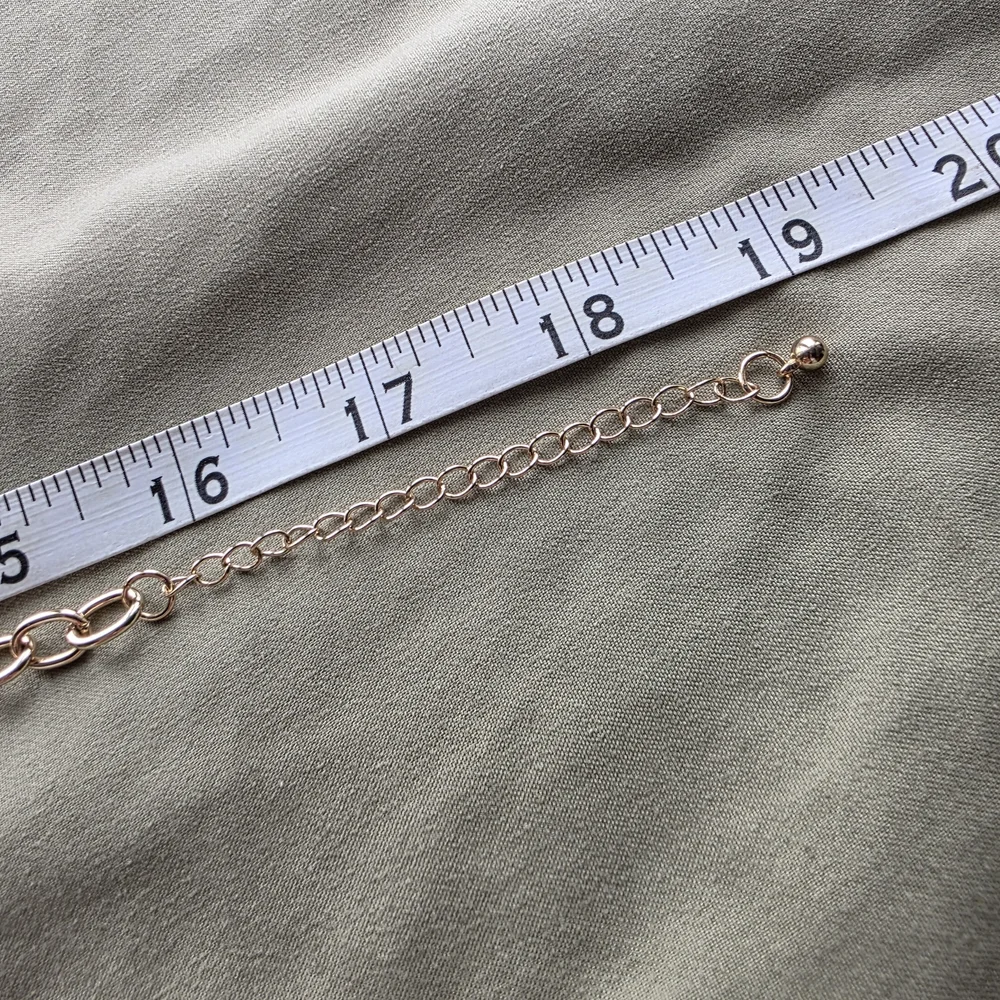 🤍 Aura Quartz Choker - Picture 6 of 7